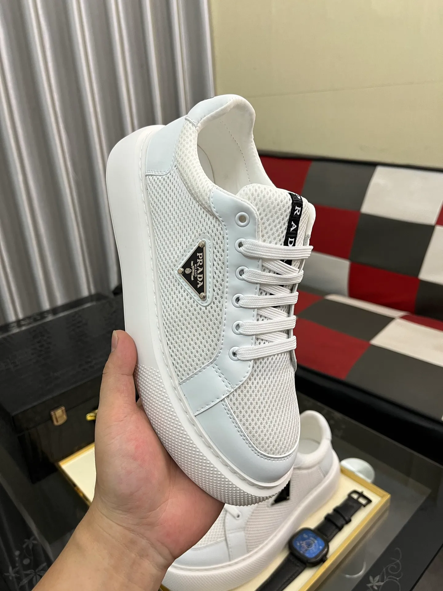 Men's men's shoes💰580⌚️⌚️Prada Prada early spring new model, top original quality, Prada casual sports shoes, made of imported solid color patent leather, spliced mesh cowhide upper, three-dimensional geometric segmentation, multi-color splicing, fashionable and generous, soft, comfortable and breathable. The tongue is decorated with classic letter logo, with fabric lining, cowhide foot pads, matched with P family's exclusive rubber outsole, upper material, breathable knitted fabric imported from Italy The delicate texture is super high-end! Fetal cowhide lining, super soft and comfortable, original molded outsole Size: 38-446️⃣ colors available